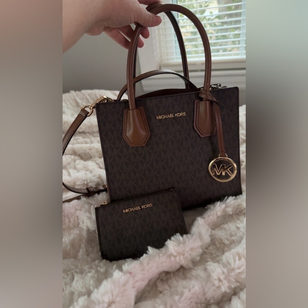 Micheal Kors Purse and Wallet Set
Color (brown)
Size (small)
Usedgood condition